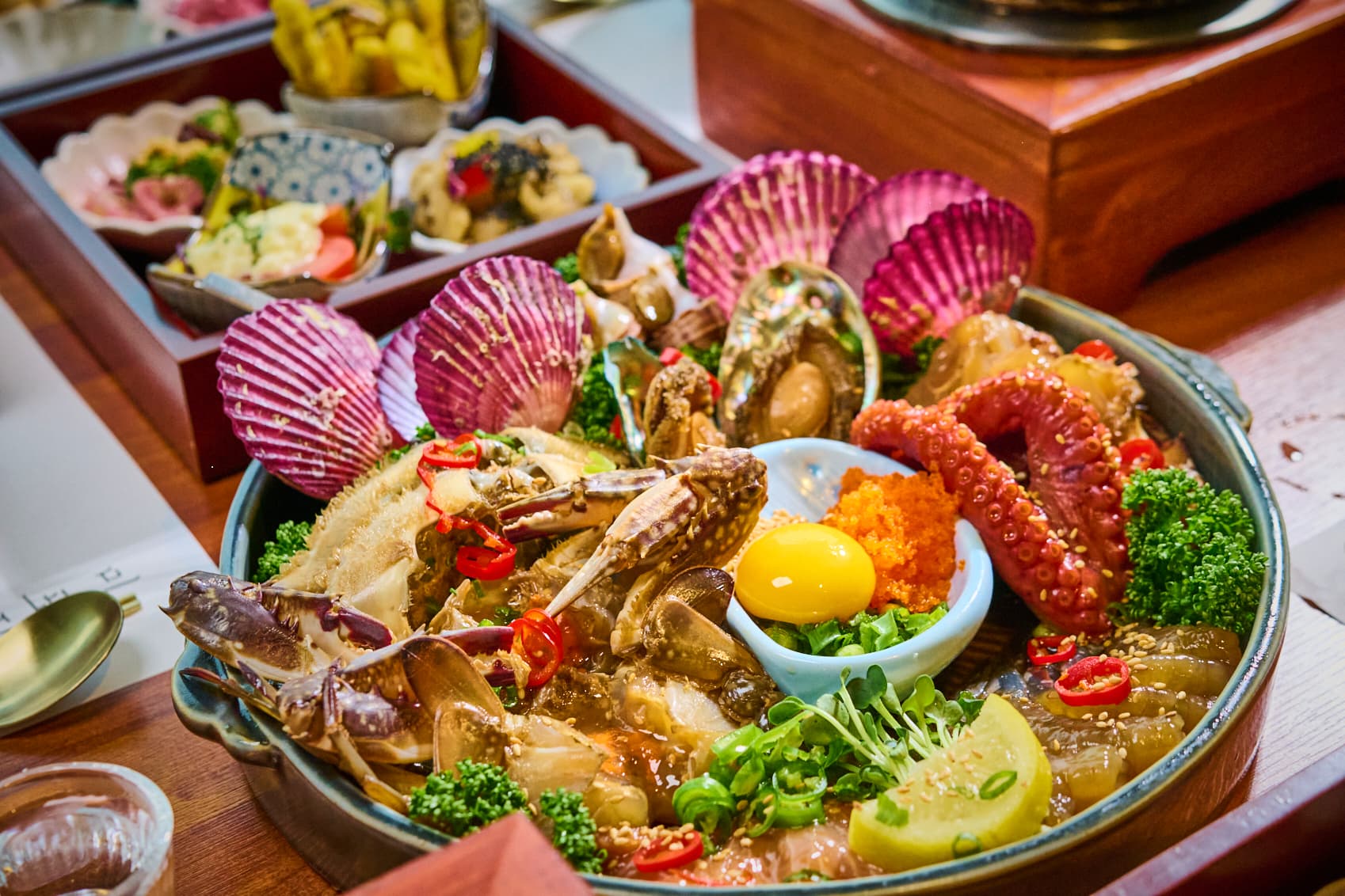 찬합과 솥밥을 곁들여 차려진 해물장 한 상