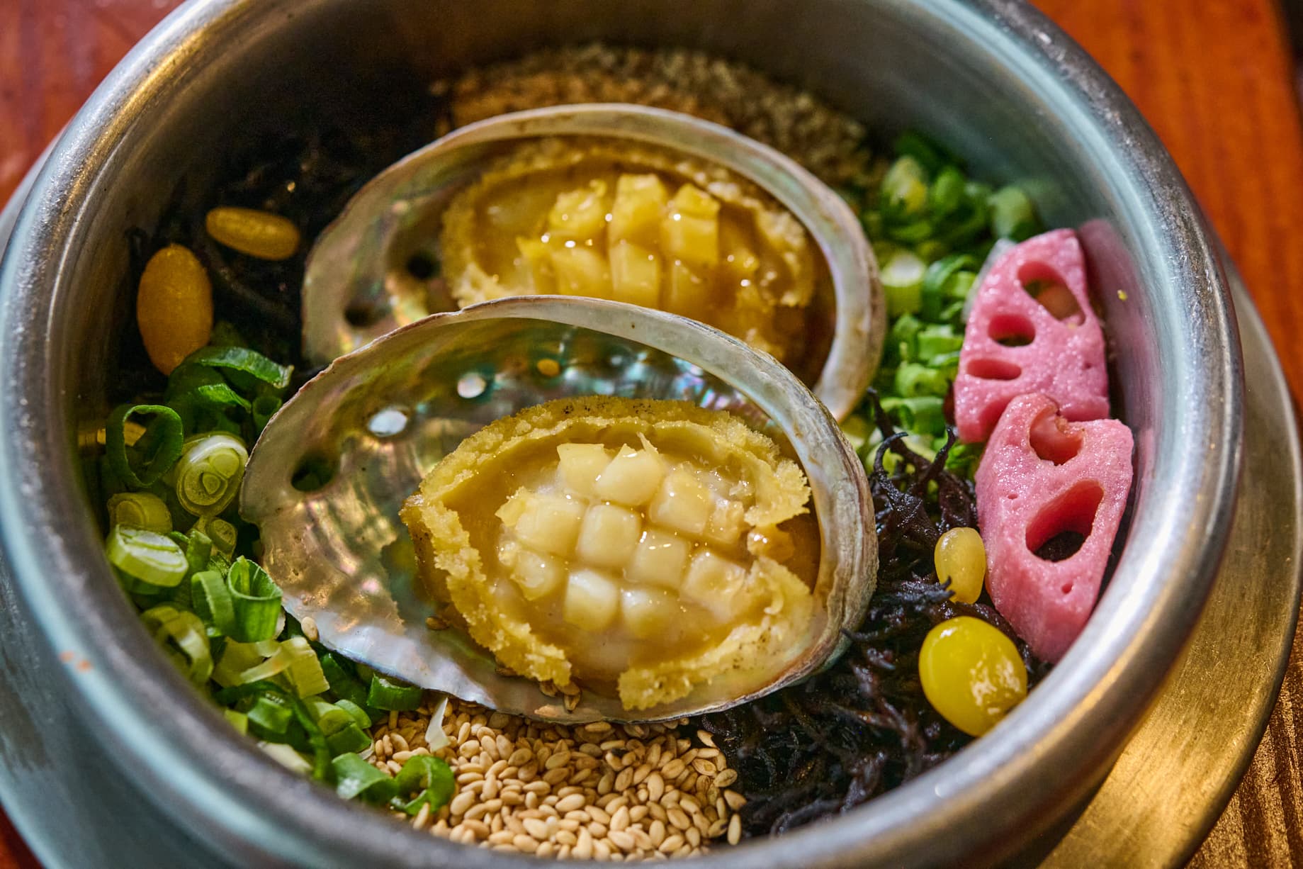 칼집 낸 전복 두 마리가 올라간 솥밥